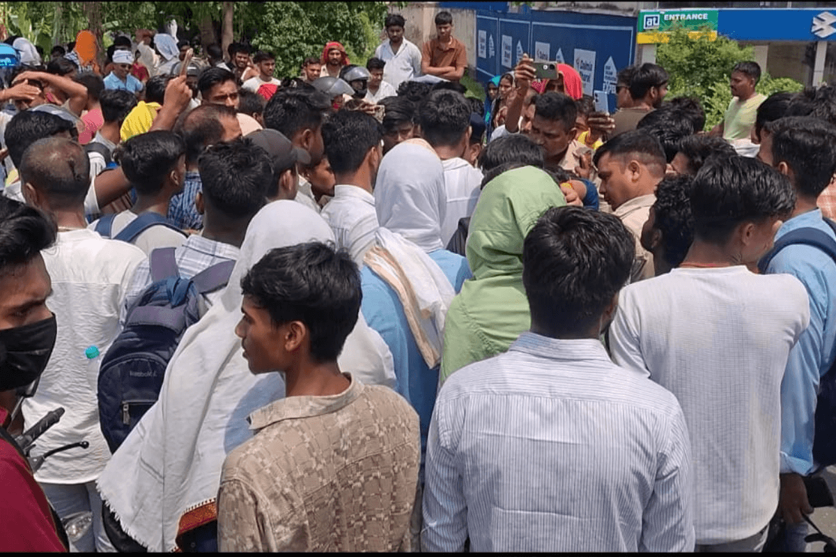 Hajipur News : परीक्षा रद्द होने पर हाजीपुर में छात्रों का भारी हंगामा, मुख्य मार्ग जाम कर किया प्रदर्शन