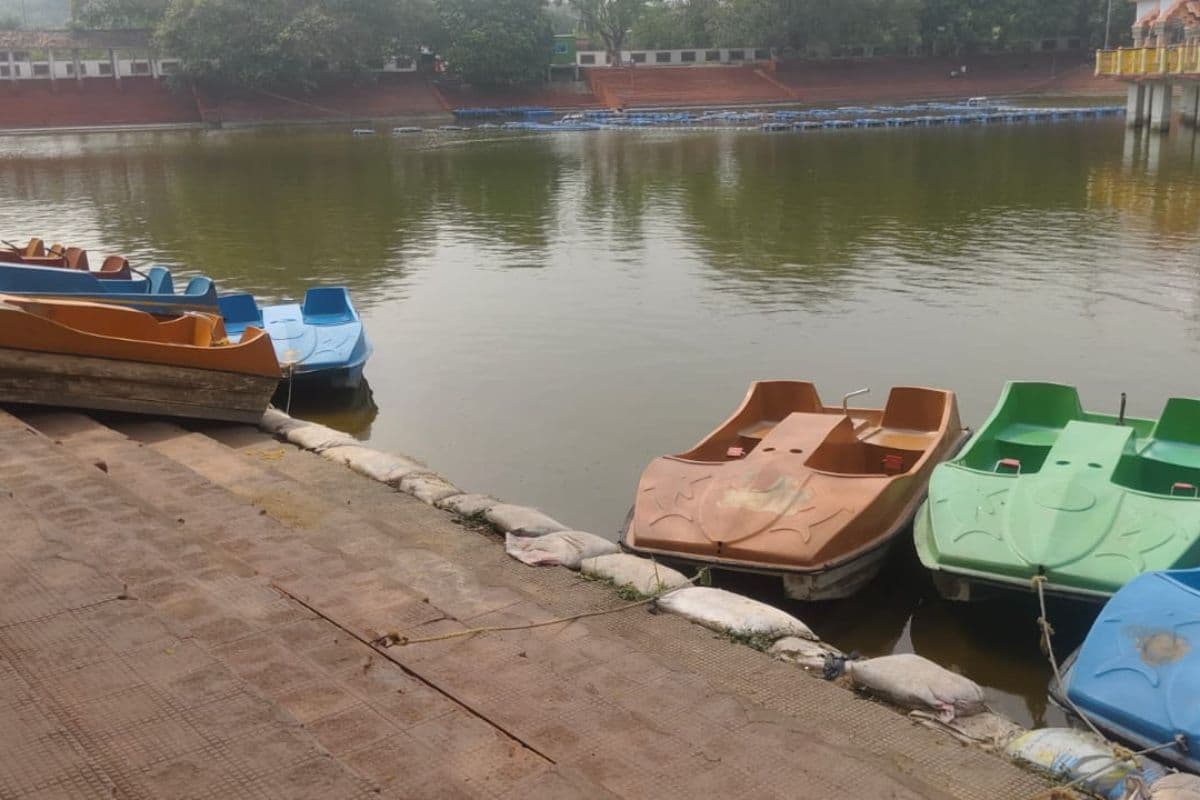 गर्मी ने छीनी मंदार पर्वत की रौनक,सैलानियों की कमी से रोपवे और नौका विहार पर भारी संकट