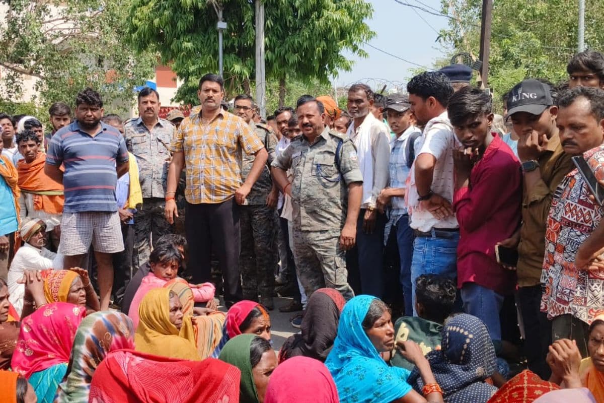 पलामू में पारा शिक्षक की हत्या के विरोध में प्रदर्शन, ग्रामीणों ने किया थाना का घेराव 