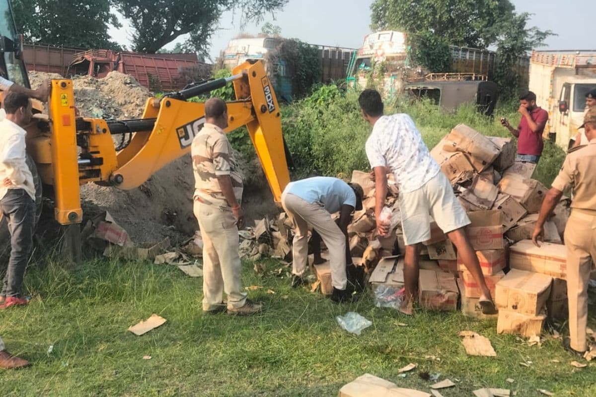 अररिया के नरपतगंज थाना परिसर में नष्ट की गई 4 हजार लीटर विदेशी शराब