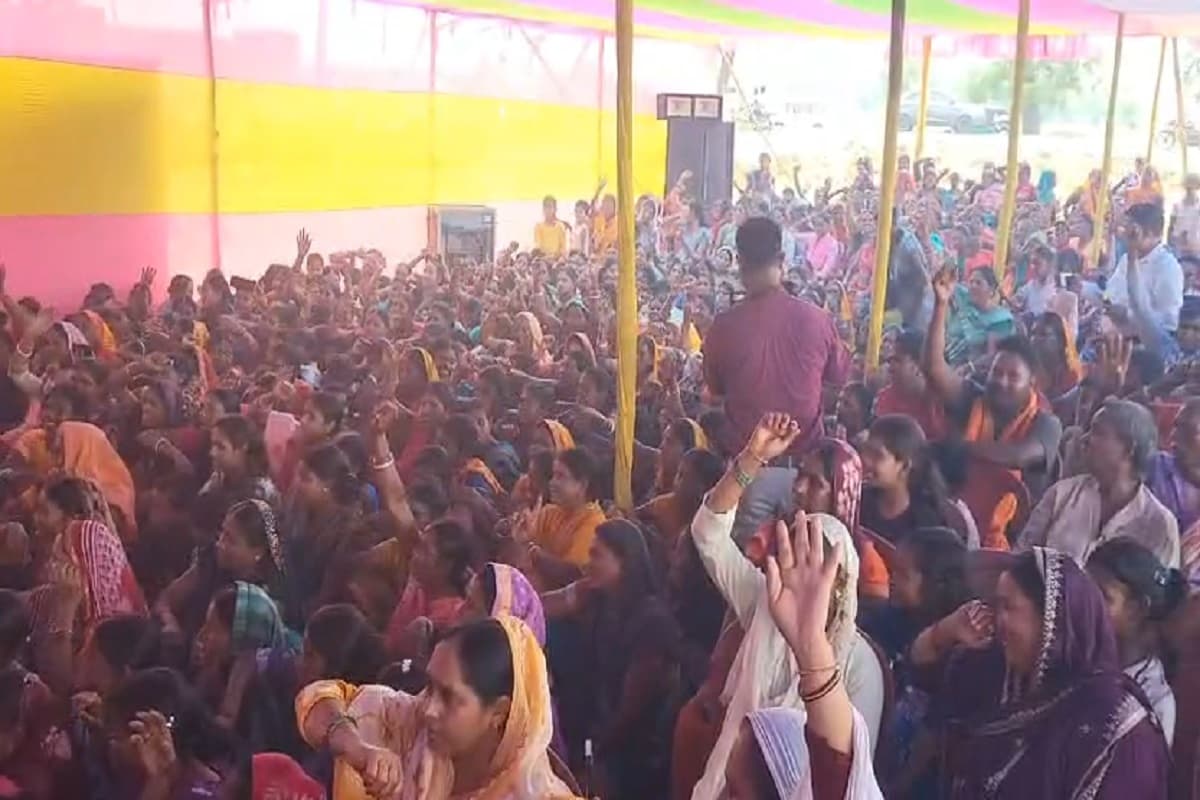 जीआरएएल कंपनी के खिलाफ कबरा पंचायत में महाधरना, सड़क निर्माण का ग्रामीणों ने किया विरोध