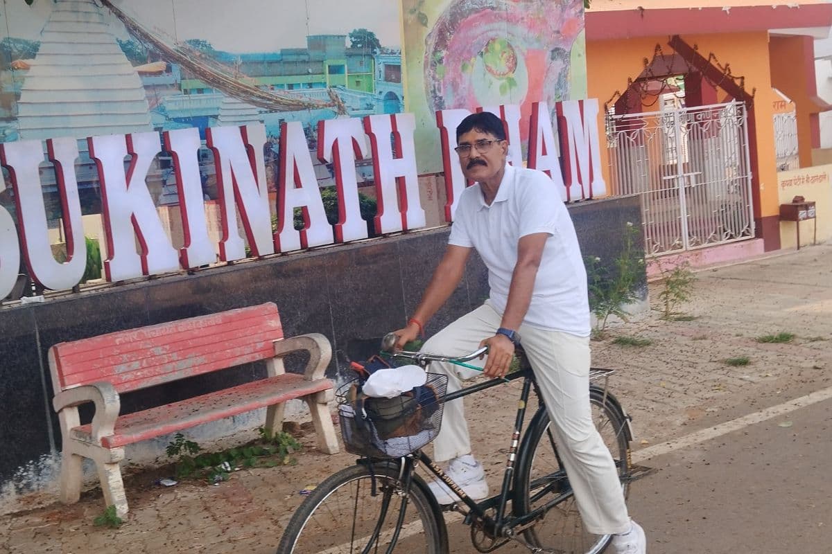 Dumka: डीएसओ राजशेखर ने दुमका से बासुकिनाथ तक की 25 किमी साइकिल यात्रा