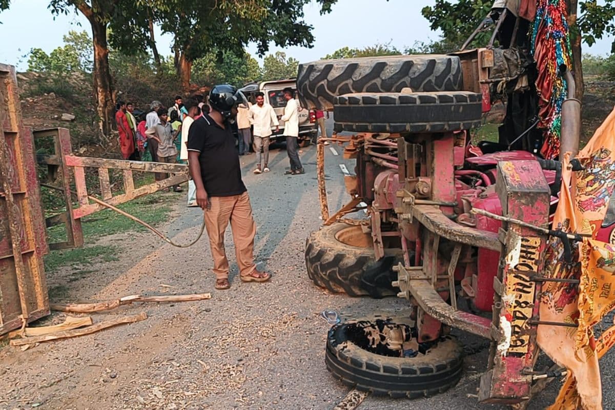 गुमला : गाय को बचाने के प्रयास में पलटा ट्रैक्टर, सात लोग गंभीर रूप से घायल  