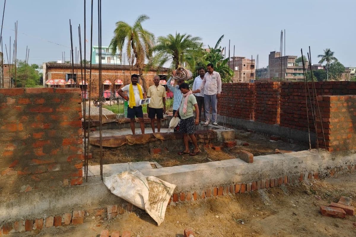 गयाजी में श्रमदान से आकार ले रहा मीरचक का भव्य देवी मंदिर, हर वर्ग के लोग बन रहे निर्माण के सहभागी