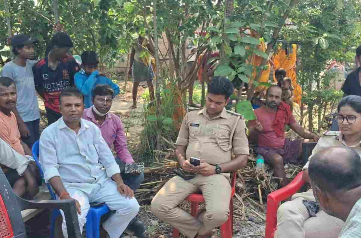 Darbhanga News: विवाहिता की संदिग्ध मौत, पुलिस ने जलती चिता बुझाकर शव को निकाला बाहर