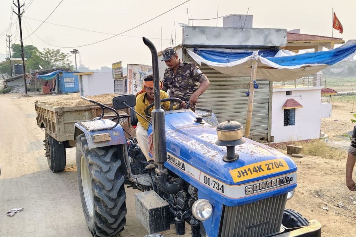 गढ़वा: अवैध बालू कारोबारियों पर प्रशासन का शिकंजा, एसडीएम ने पकड़ा बालू लदा ट्रैक्टर 