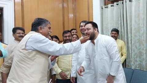 तेजस्वी बने मुख्यमंत्री, अवध बिहारी बने स्पीकर, मानसून सत्र के अंतिम दिन चला समानांतर सदन