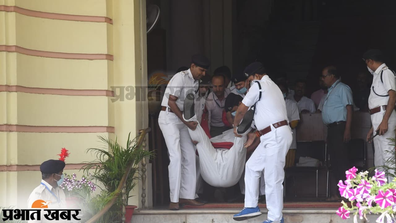बिहार विधानसभा में दूसरे दिन मार्शल आउट, तस्वीरों में देखें कैसे सदन के बाहर लाये गये माले विधायक