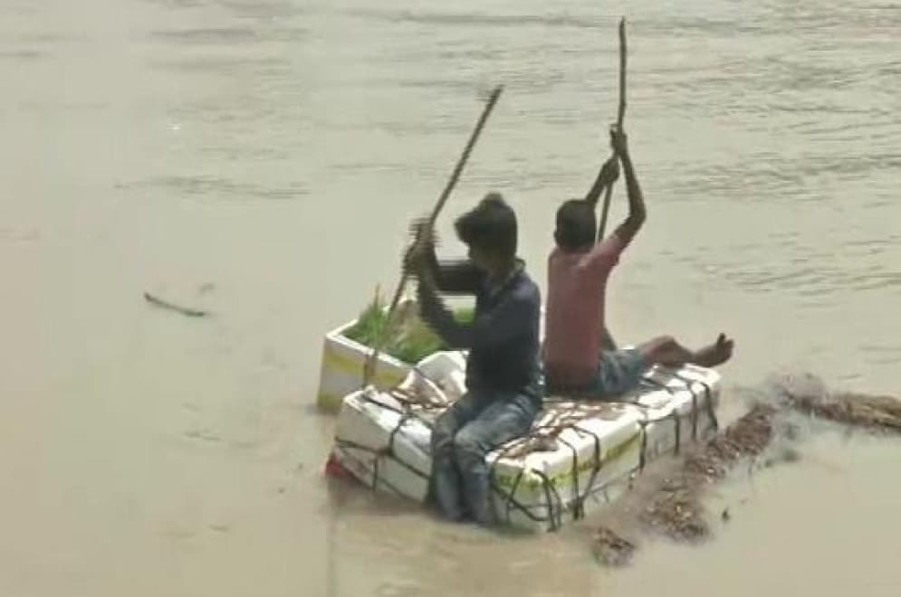 Flood in Bihar : 12 जिलों के 7 लाख लोग बाढ़ पीड़ित, हजारों लोगों ने ली तटबंधों पर पनाह