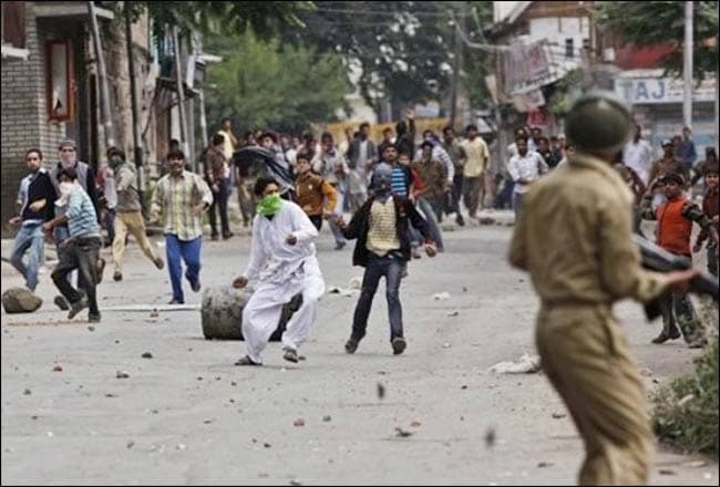Kashmir News : आखिर कहां गये कश्मीर के पत्थरबाज ? अलगाववादी नेता शब्बीर शाह की पत्नी पर ED ने की ये कार्रवाई