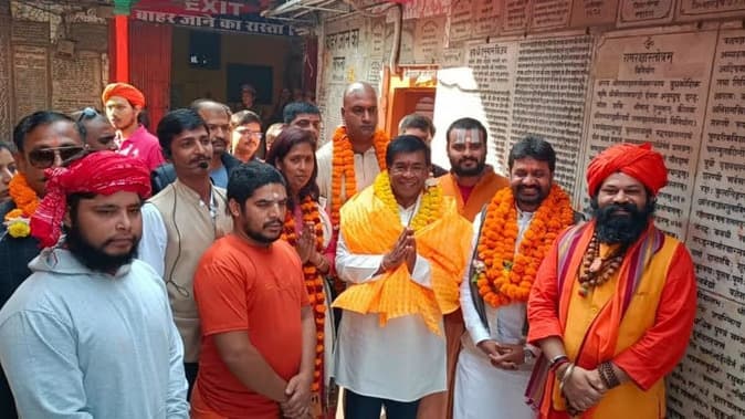 Ayodhya: मॉरीशस के राष्ट्रपति ने हनुमानगढ़ी-रामलला के किये दर्शन पूजन, मंदिर निर्माण कार्य को देखा