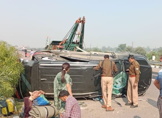 Kannauj: मैनपुरी चुनाव प्रचार करने जा रही सपा विधायक पूजा पाल की गाड़ी पलटी, गनर-चालक घायल