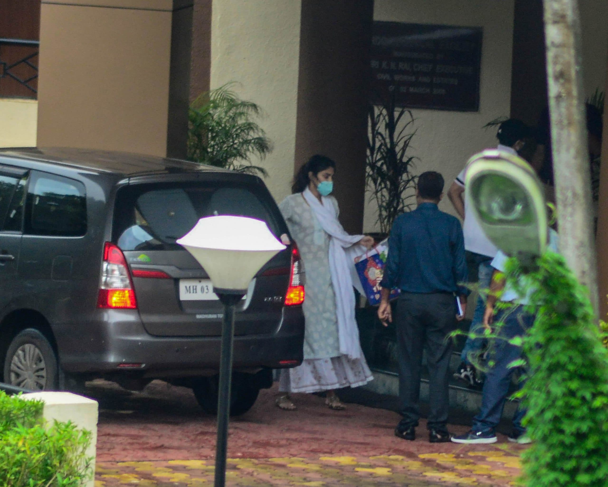 Reha Chakraborty Updates : रिया चक्रवर्ती की जमानत याचिका खारिज, अब खटखटाएंगी हाई कोर्ट का दरवाजा