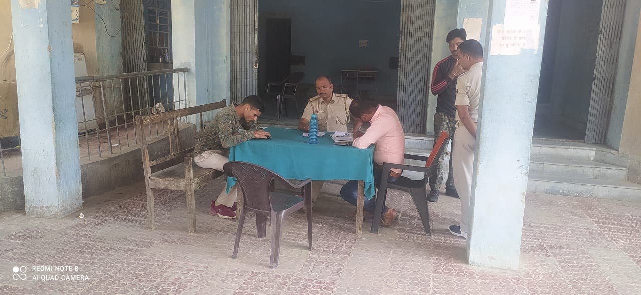 औरंगाबाद में बालू लदे ट्रैक्टर पकड़ कर लौट रहे पुलिस पर हमला, दो घायल, वाहन क्षतिग्रस्त