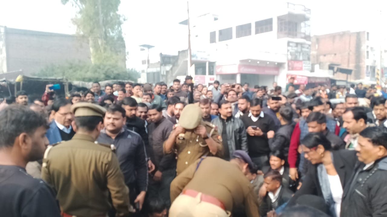 Lucknow: वकीलों के प्रदर्शन से पहले लखनऊ पुलिस बैकफुट पर, मोहनलालगंज में दो उपनिरीक्षकों पर FIR दर्ज… Lucknow: वकीलों के प्रदर्शन से पहले लखनऊ पुलिस बैकफुट पर, मोहनलालगंज में दो उपनिरीक्षकों पर FIR दर्ज…