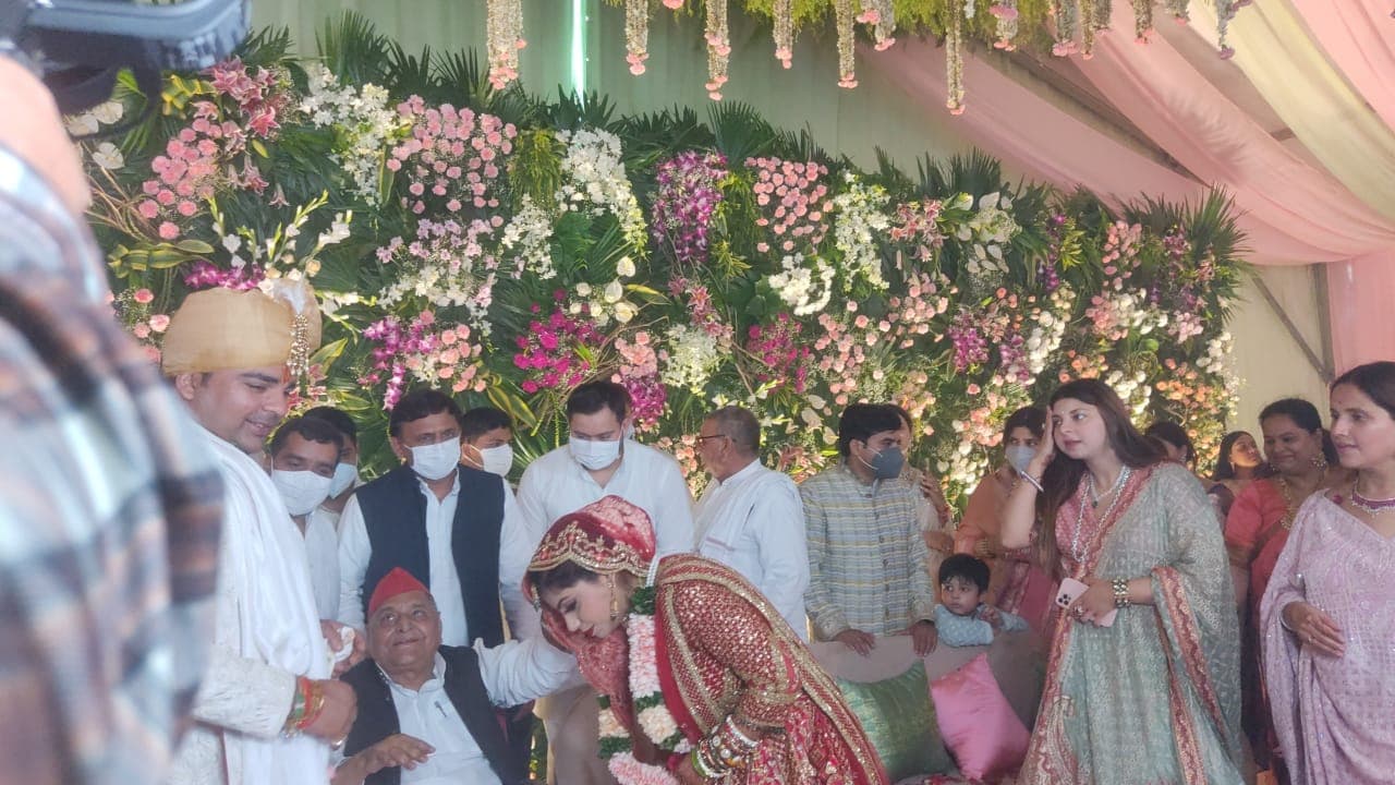नातिन की आयी बारात तो एकजुट हुआ मुलायम कुनबा