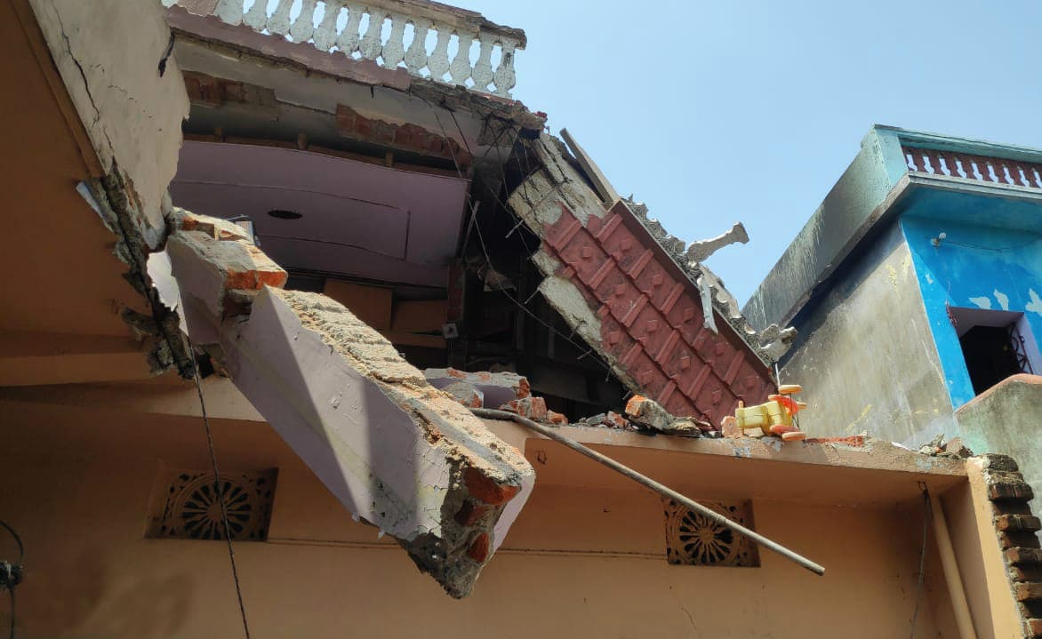 बारीगोड़ा में एसी ब्लास्ट होने से घर का छत उड़ा, छह लोग झुलसे, तीन गंभीर