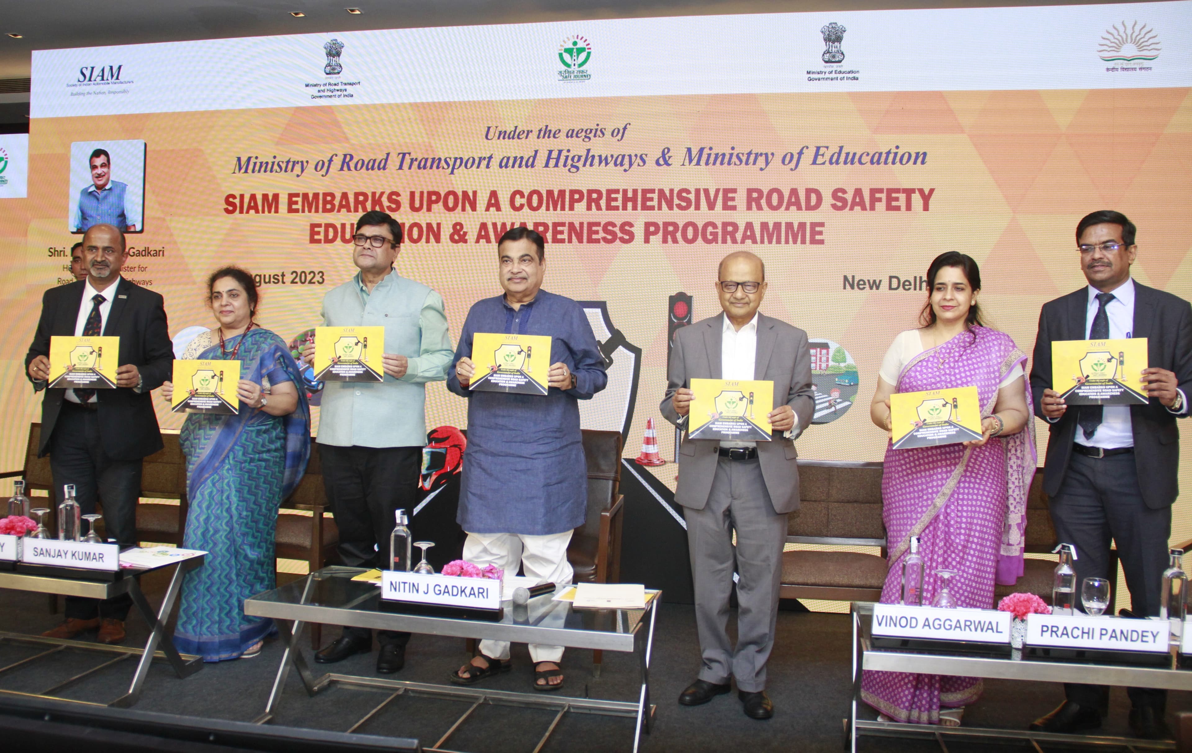 गजब के चोर! जमीन में गड़ा बिजली का खंभा उखाड़ कर ले जाने की कोशिश, ऐसे पकड़े गये