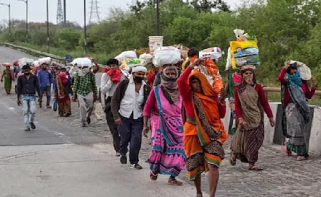 अनलॉक-01: कंपनियों में काम करने के लिए नहीं मिल रहे मजदूर, अब हवाई टिकट और एडवांस सैलरी देकर बिहारी श्रमिकों को बुला रही कंपनियां