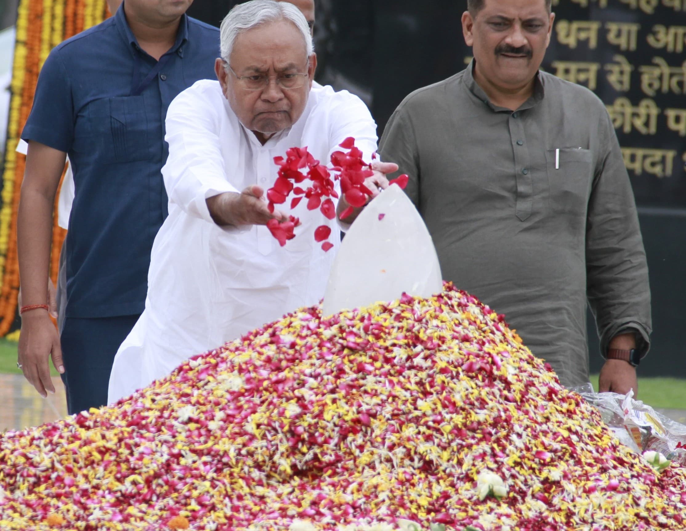 CM नीतीश कुमार दिल्ली पहुंचे, पूर्व पीएम वाजपेयी को श्रद्धांजलि दी, अरविंद केजरीवाल से भी करेंगे मुलाकात