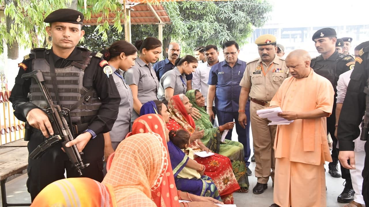 गोरखपुर में सीएम योगी ने लगाया जनता दरबार, लोगों की सुनी समस्याएं और अग्नि पीड़ितों को दी आर्थिक मदद