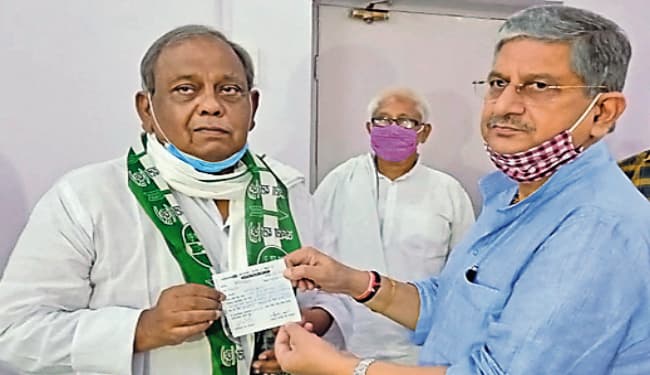 RJD विधायक वीरेंद्र कुमार JDU में हुए शामिल, कहा- नीतीश के नेतृत्व में बिहार में हो रहा विकास, शांति और सद्भावना कायम