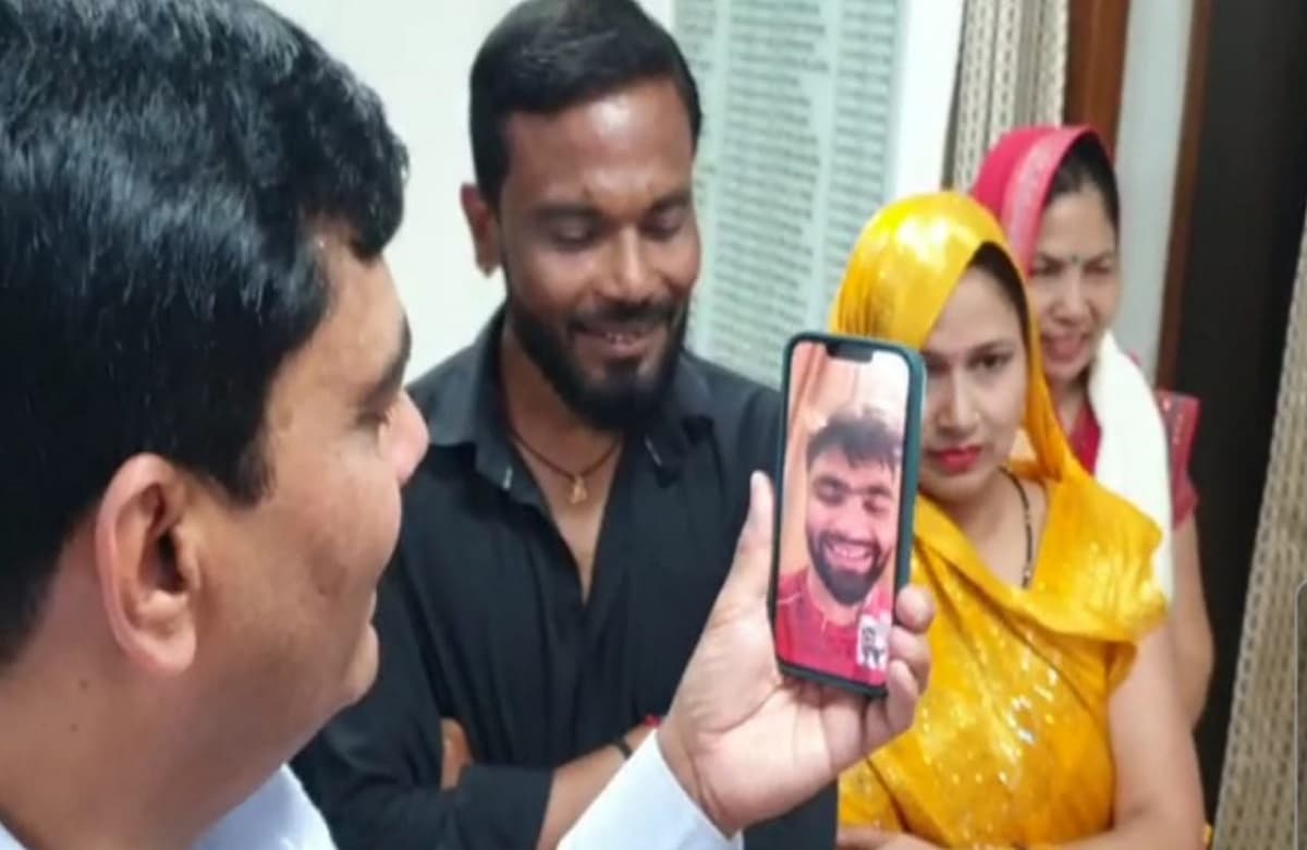 अलीगढ़ DM ने रिंकू सिंह से वीडियो कॉल कर की बातचीत, बोले- अगले मैच में और ठोक कर आना, मेरठ से बल्ले दिलाएंगे