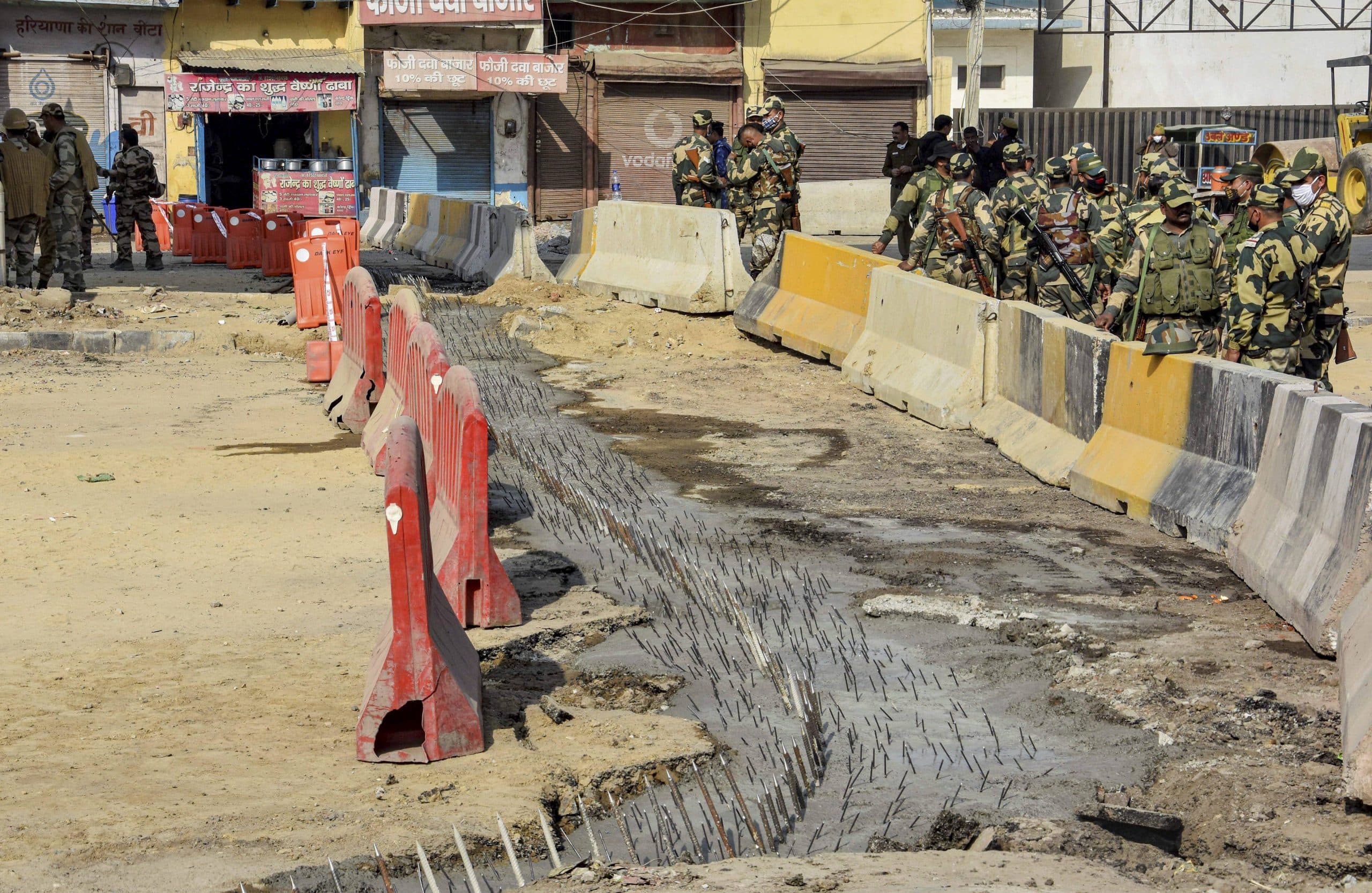 Kisan Andolan News : सड़क पर लोहे की कीलें, रास्तों पर लगाये गये बाड़े, किसानों को रोकने के लिए ऐसी है पुलिस की मोर्चाबंदी, देखें तसवीरें