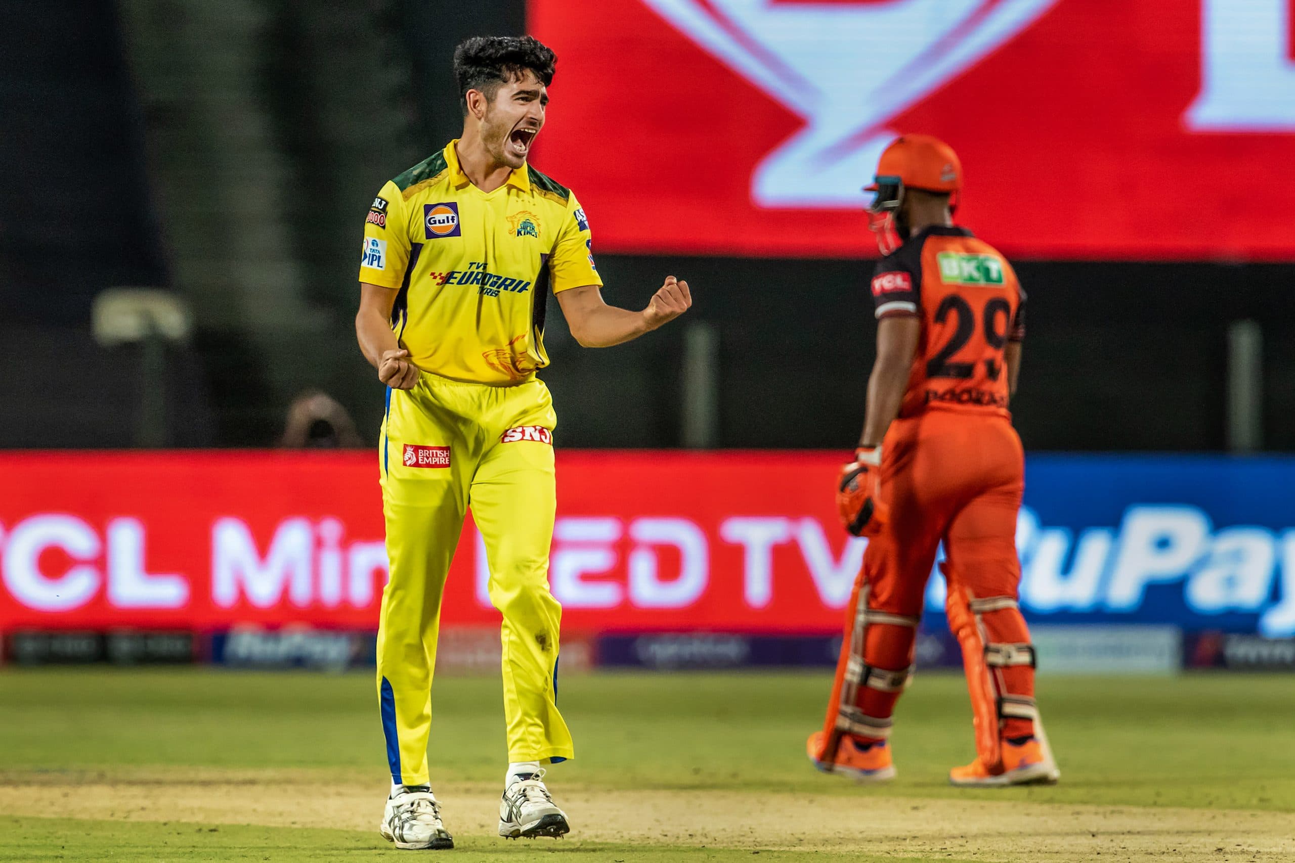 IPL 2022: सीएसके के लिए आखिरी ओवर गेंदबाजी करने आये मुकेश चौधरी पर भड़के एम एस धोनी, VIDEO वायरल