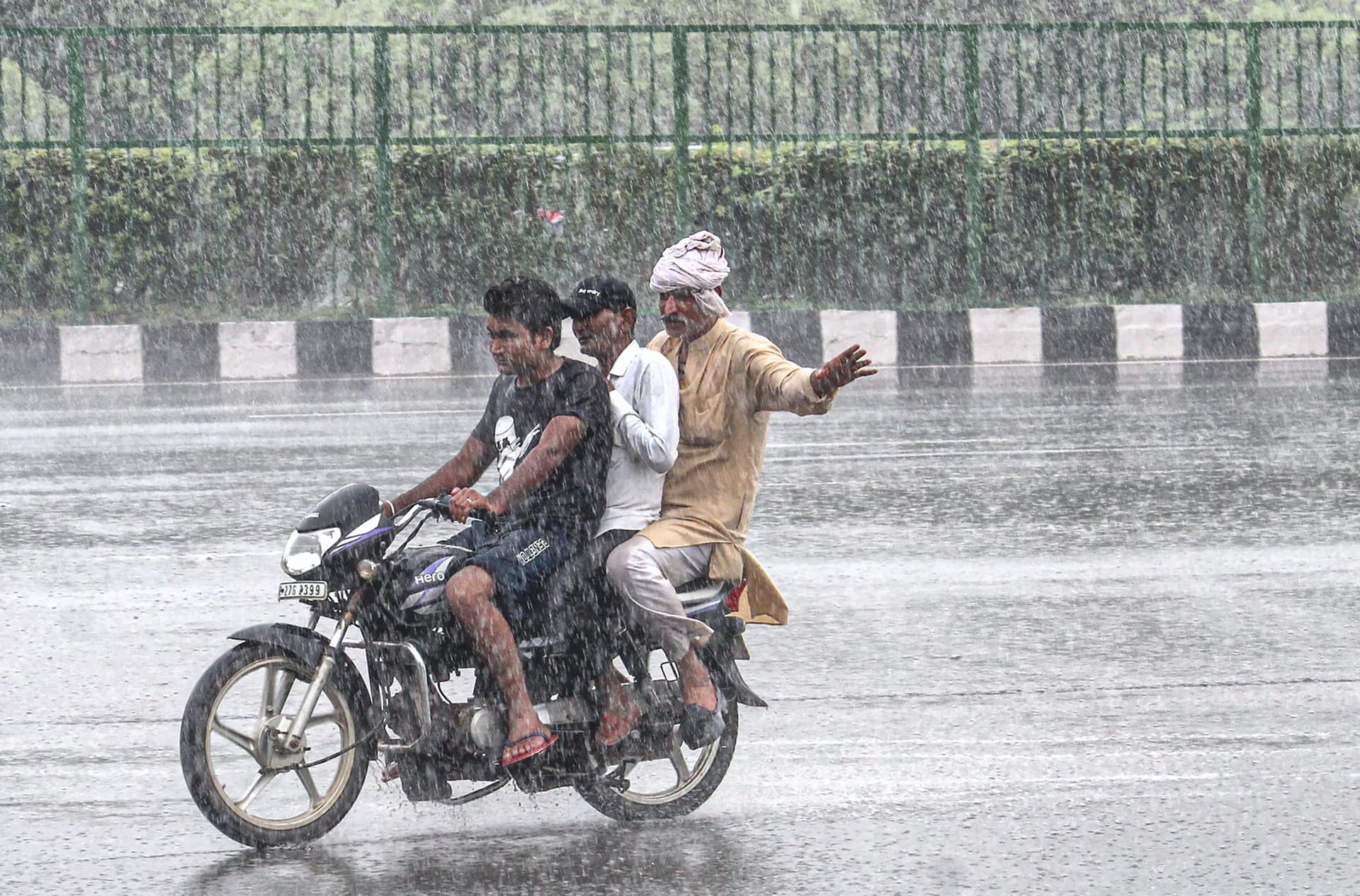 Weather Forecast Update: दिल्ली में छाए रहेंगे बादल, झारखंड में मॉनसून सक्रिय, जानें अपने राज्य का मौसम