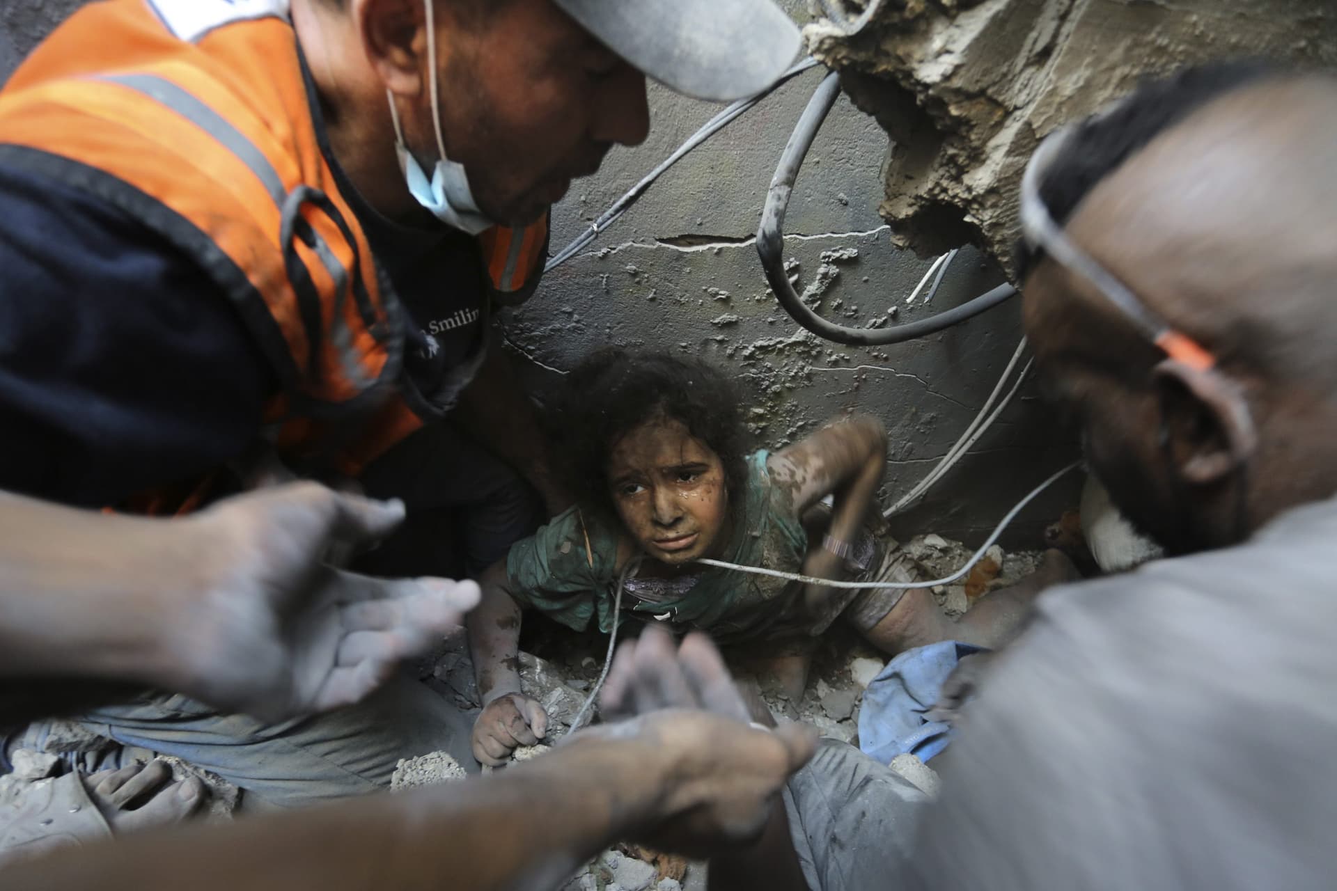 Israel-Hamas war: बच्चे की लाश को छाती से चिपकाकर दहाड़े मार कर रोता पिता, तस्वीरें देखकर रो पड़ेंगे आप