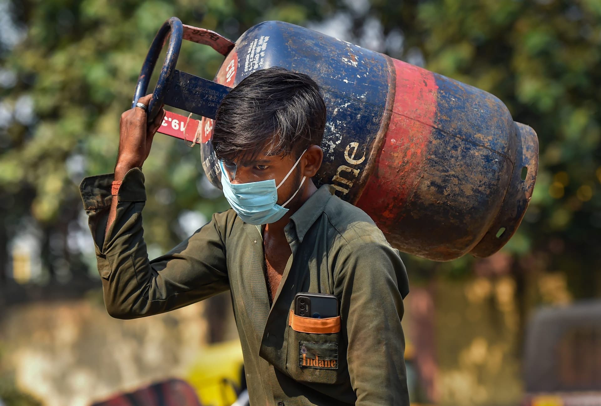 LPG Price Hike: 1 जून को तेल कंपनियां क्‍या लेंगी फैसला ? रसोई गैस की कीमत ने महिलाओं को रुलाया
