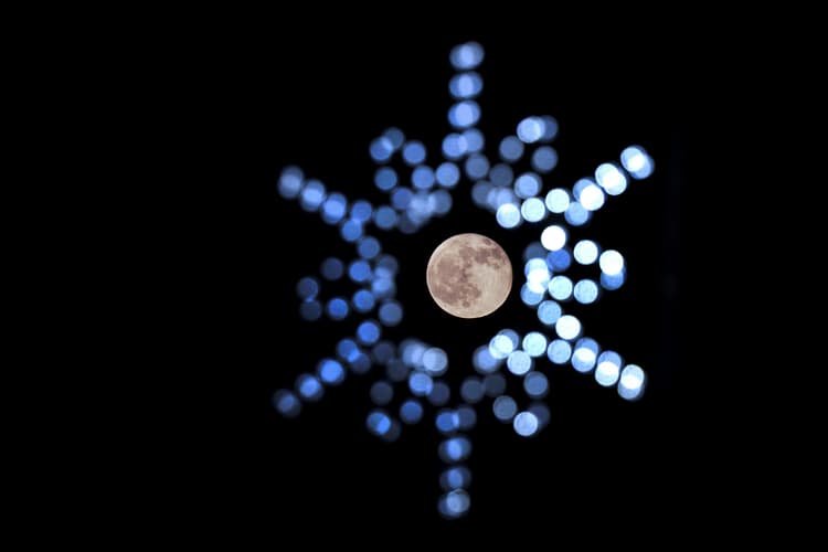 जीना इसी का नाम है: दुनियाभर में कोरोना संकट, सोशल डिस्टेंस और मास्क में इंसान