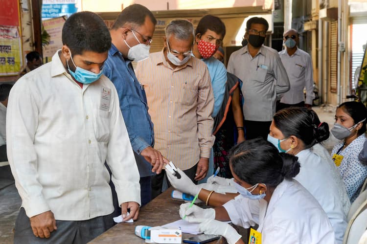 UP Chunav 2022: पहले चरण में 100 करोड़ी क्लब में शामिल कई उम्मीदवार, BJP और RLD के 97 फीसदी मालदार