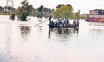 मीनापुर-सकरा प्रखंडों के कई पंचायत में बाढ़ का कहर, सड़क पर आये लोग, डायवर्सन डूबा, मुख्यालय से टूटा संपर्क