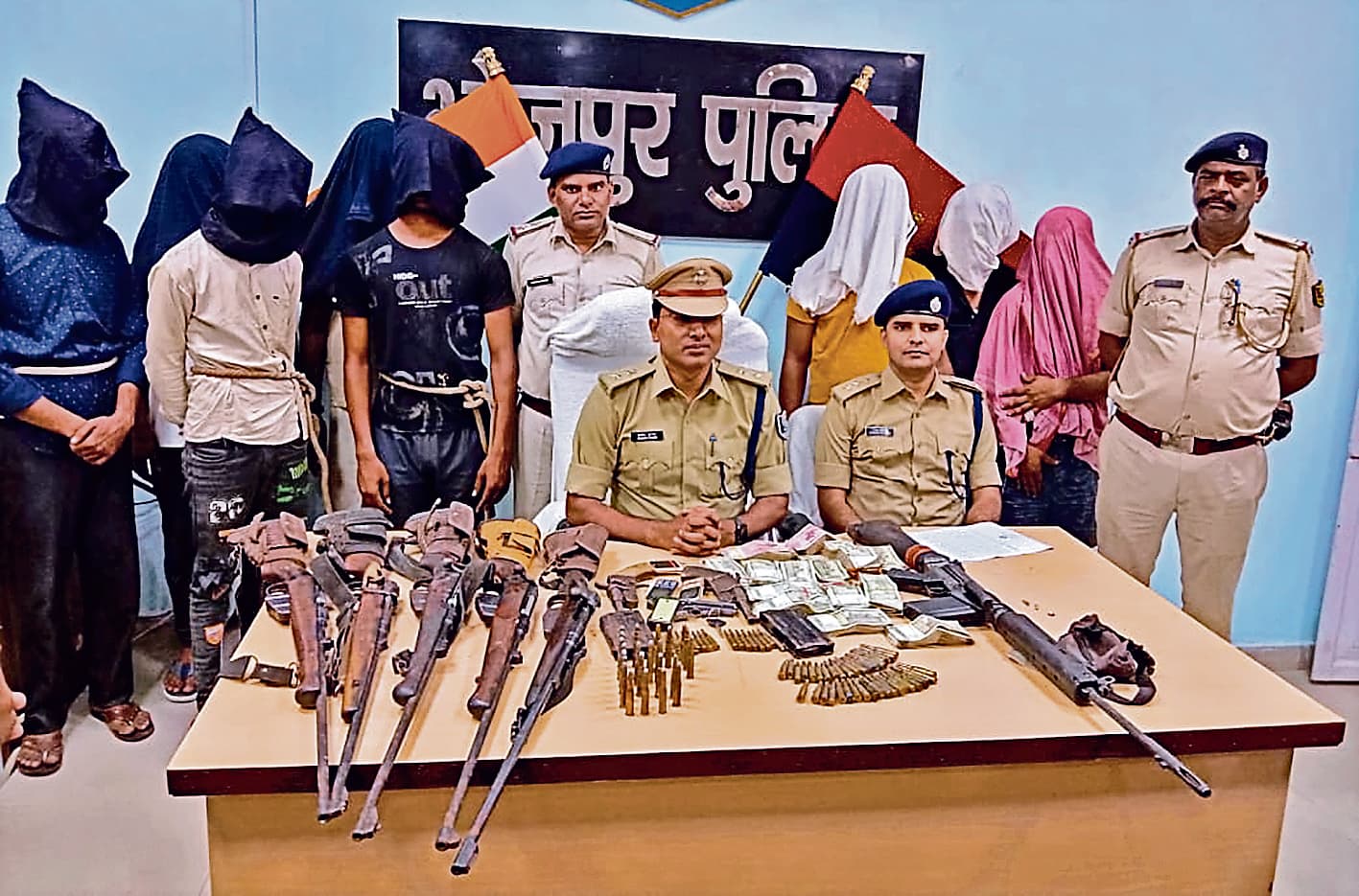 भोजपुर में बालू माफिया और पुलिस के बीच मुठभेड़ के बाद आठ गिरफ्तार, एसएलआर सहित हथियार का जखीरा बरामद