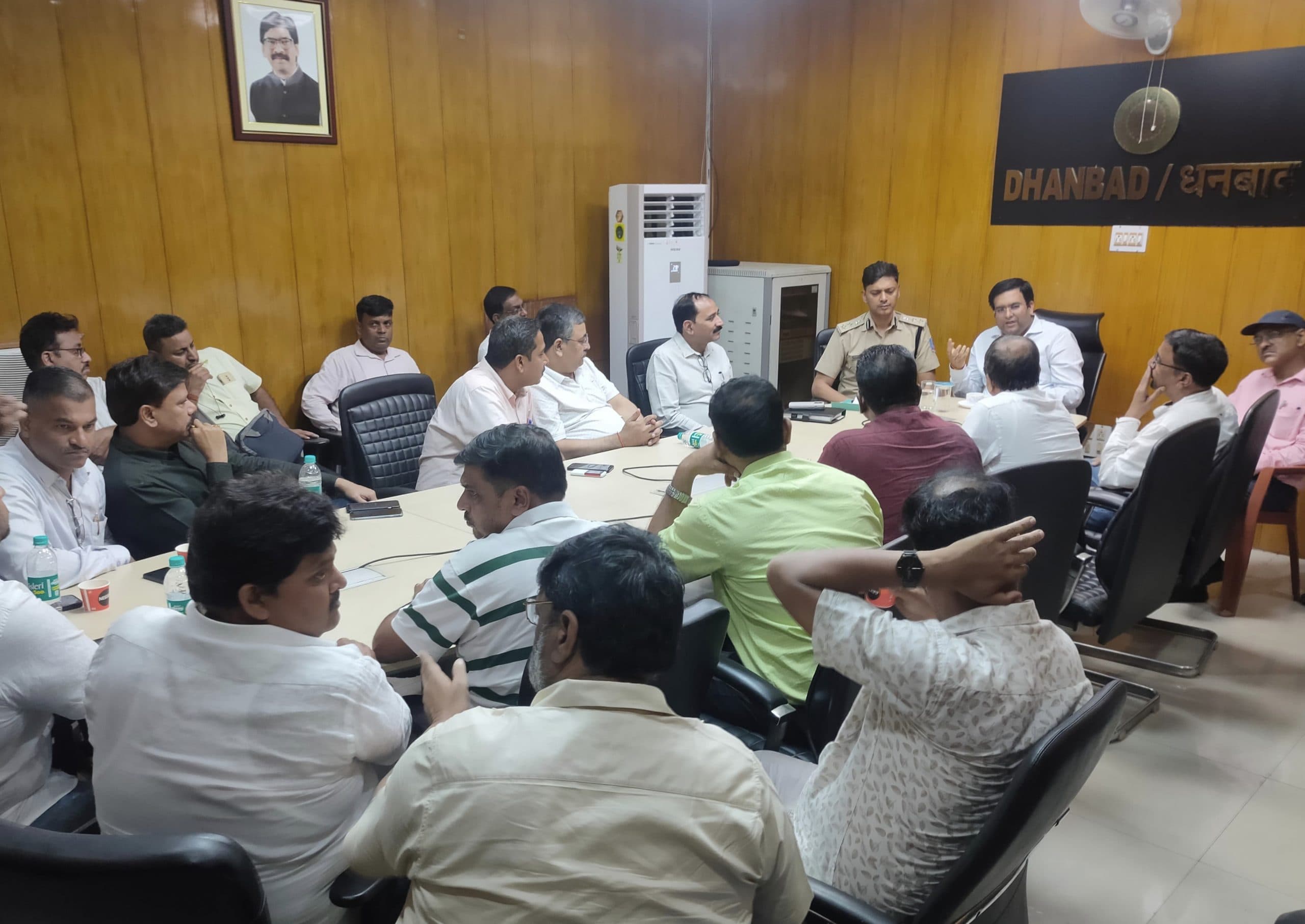 Dhanbad Bandh News: अनिश्चितकालीन धनबाद बंद वापस, डीसी-एसएसपी से वार्ता के बाद चैंबर का फैसला