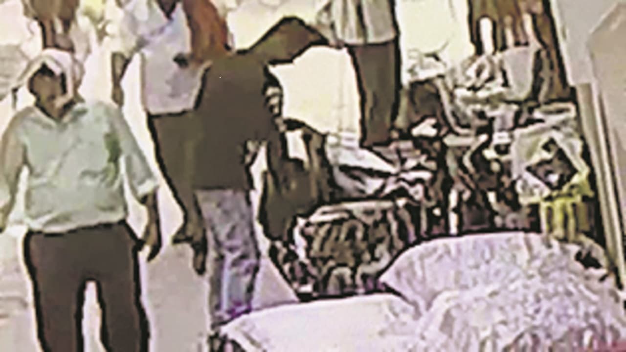 गया: बाइक की डिक्की से अपराधियों ने उड़ाये दो लाख रुपये, सीसीटीवी में कैद हो गई सारी करतूत गया: बाइक की डिक्की से अपराधियों ने उड़ाये दो लाख रुपये, सीसीटीवी में कैद हो गई सारी करतूत