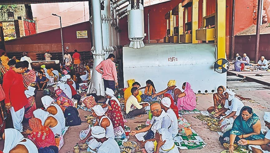 Pitru Paksha: 17 दिवसीय पितृपक्ष मेले के चौथे दिन पंचतीर्थ में पिंडदान, श्राद्धकर्म व तर्पण का विधान हुआ पूरा