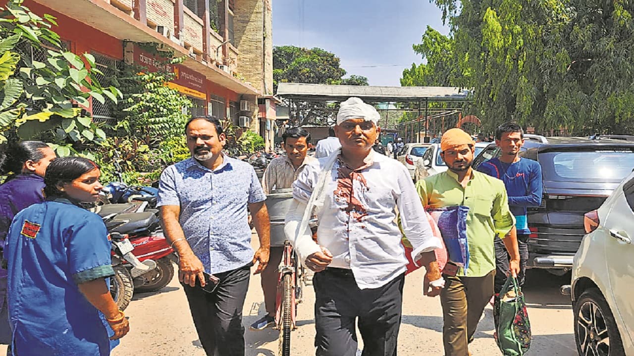 पटना में वकीलों के बीच जमकर हुई मारपीट, बेटे की स्थिति गंभीर, पीएमसीएच में भर्ती
