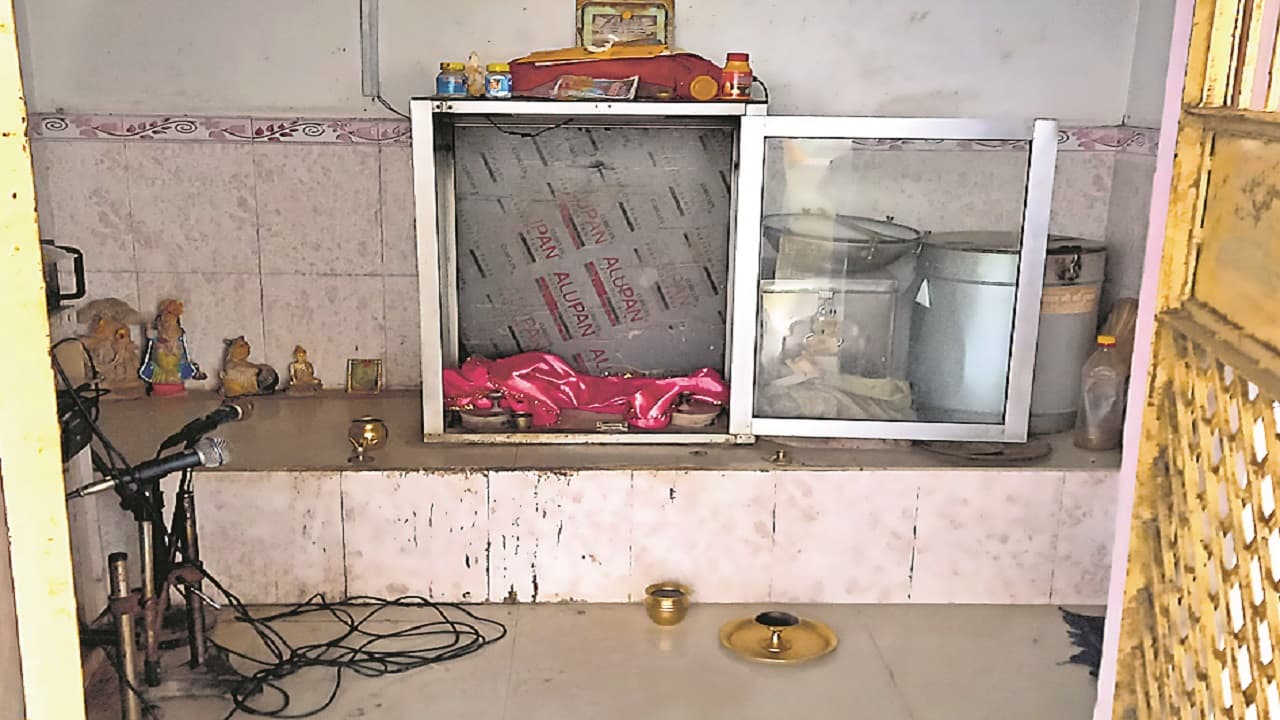 ‍Bihar Crime: सारण में मंदिर के गर्भ गृह का ताला तोड़ अष्टधातु की प्राचीन मूर्ति चोरी,जांच में जुटी पुलिस