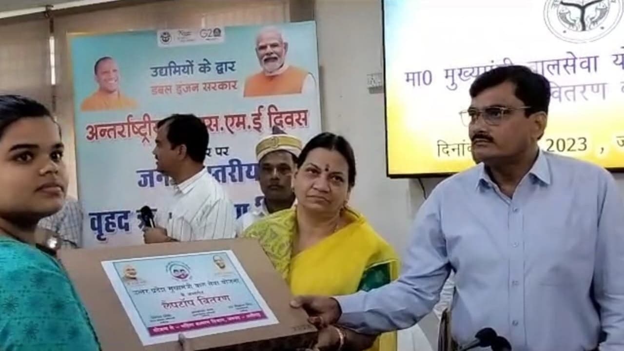 अलीगढ़ में कोविड से अनाथ हुए छात्रों को बांटे गए लैपटॉप, सरकार प्रतिमाह दे रही चार  हजार रुपए