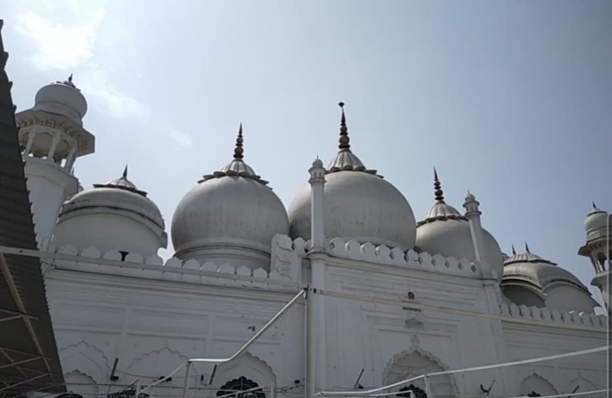 UP News: अलीगढ़ शहर मुफ्ती ने की अपील, सड़क पर नहीं मोहल्ले की मस्जिदों में अदा करें नमाज