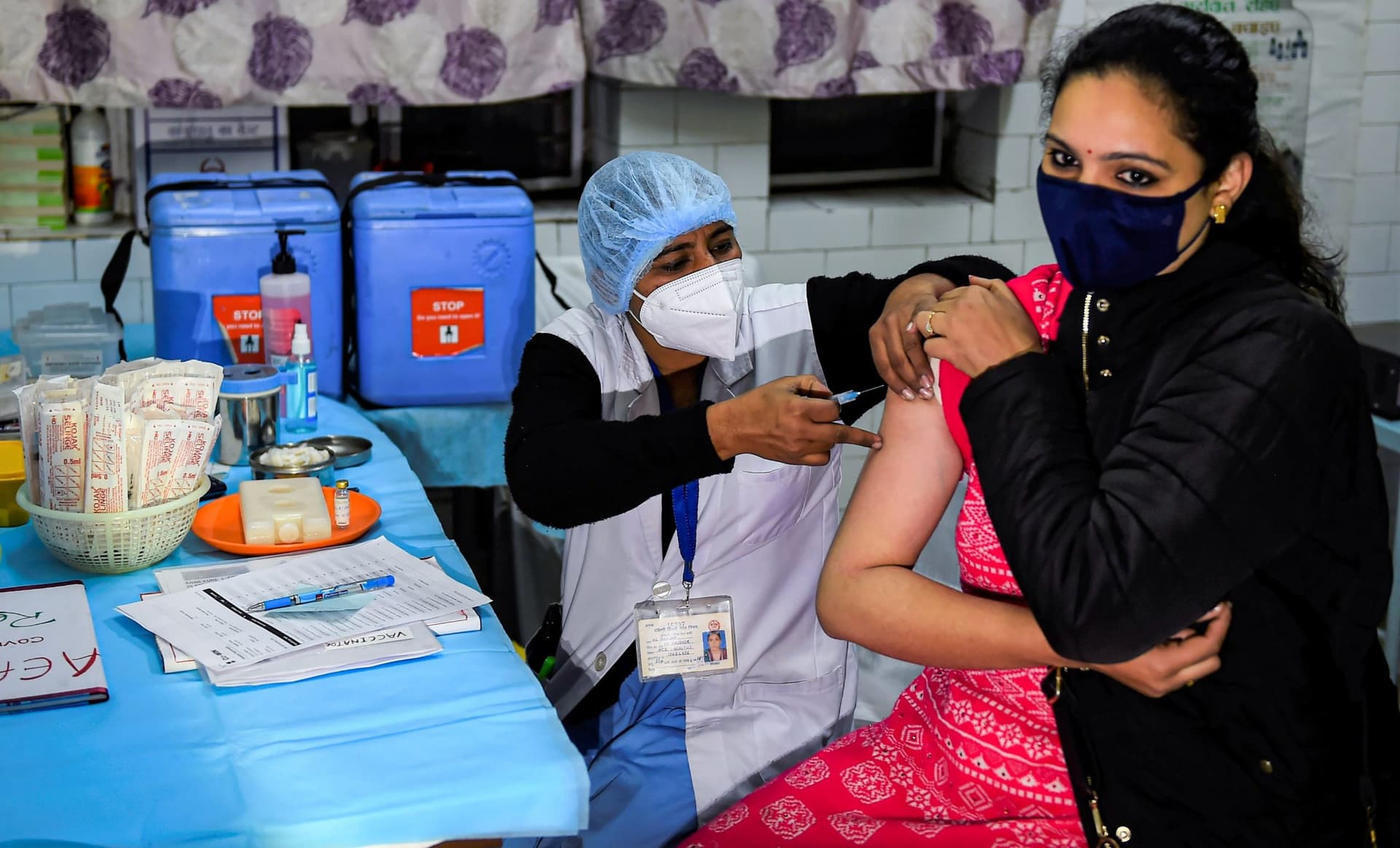 Coronavirus Vaccine : वैक्सीन शक्तिमान नहीं! बिना मास्क के नहीं रहें, सोशल डिस्टेंसिंग का पालन करें, भारत में कोरोना विस्फोट