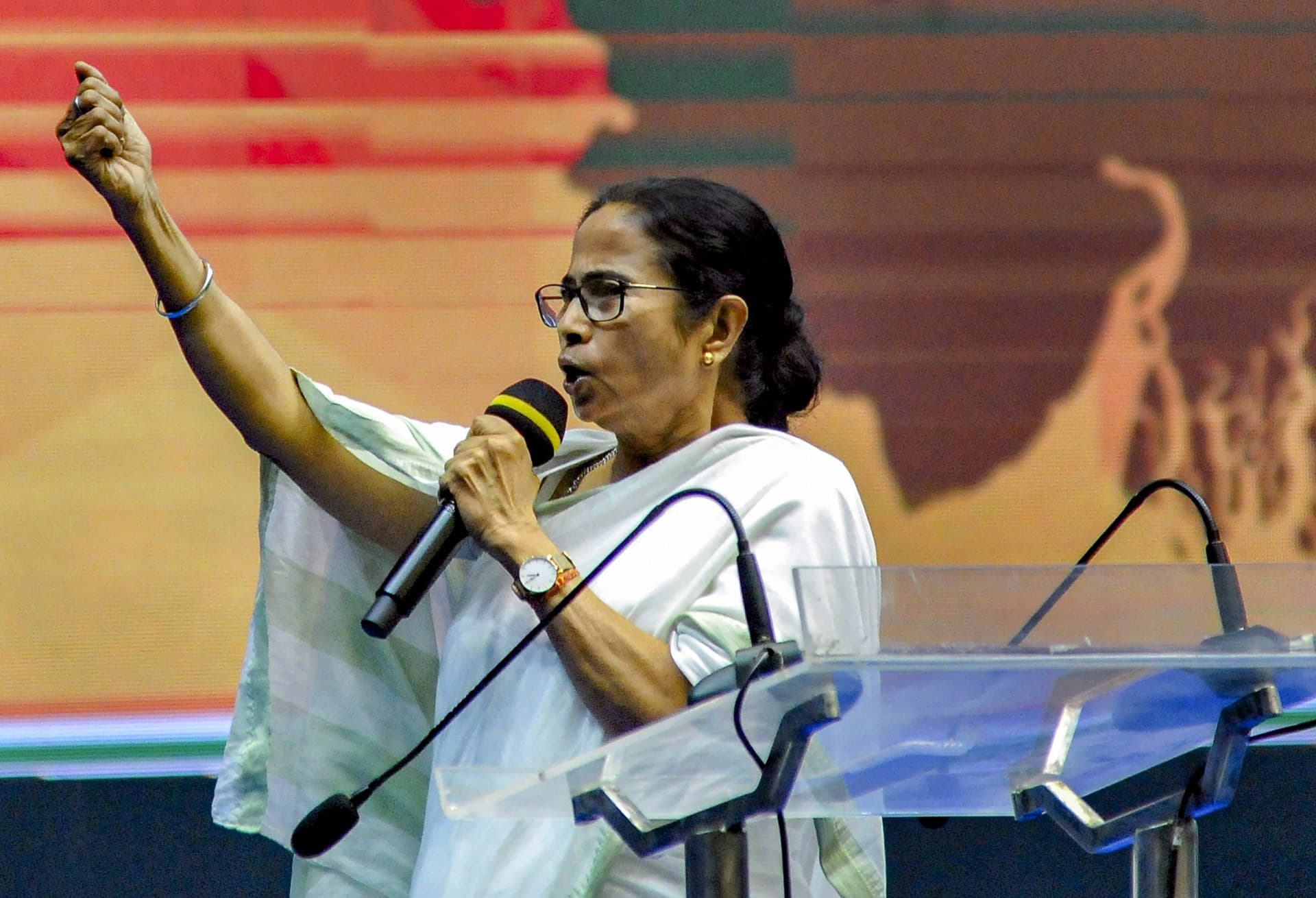 राज्यपाल जगदीप धनखड़ का सरकार पर हमला, कहा – ओछी राजनीति कर रहीं ममता, मीडिया को धमकाना बंद करें राज्यपाल जगदीप धनखड़ का सरकार पर हमला, कहा – ओछी राजनीति कर रहीं ममता, मीडिया को धमकाना बंद करें