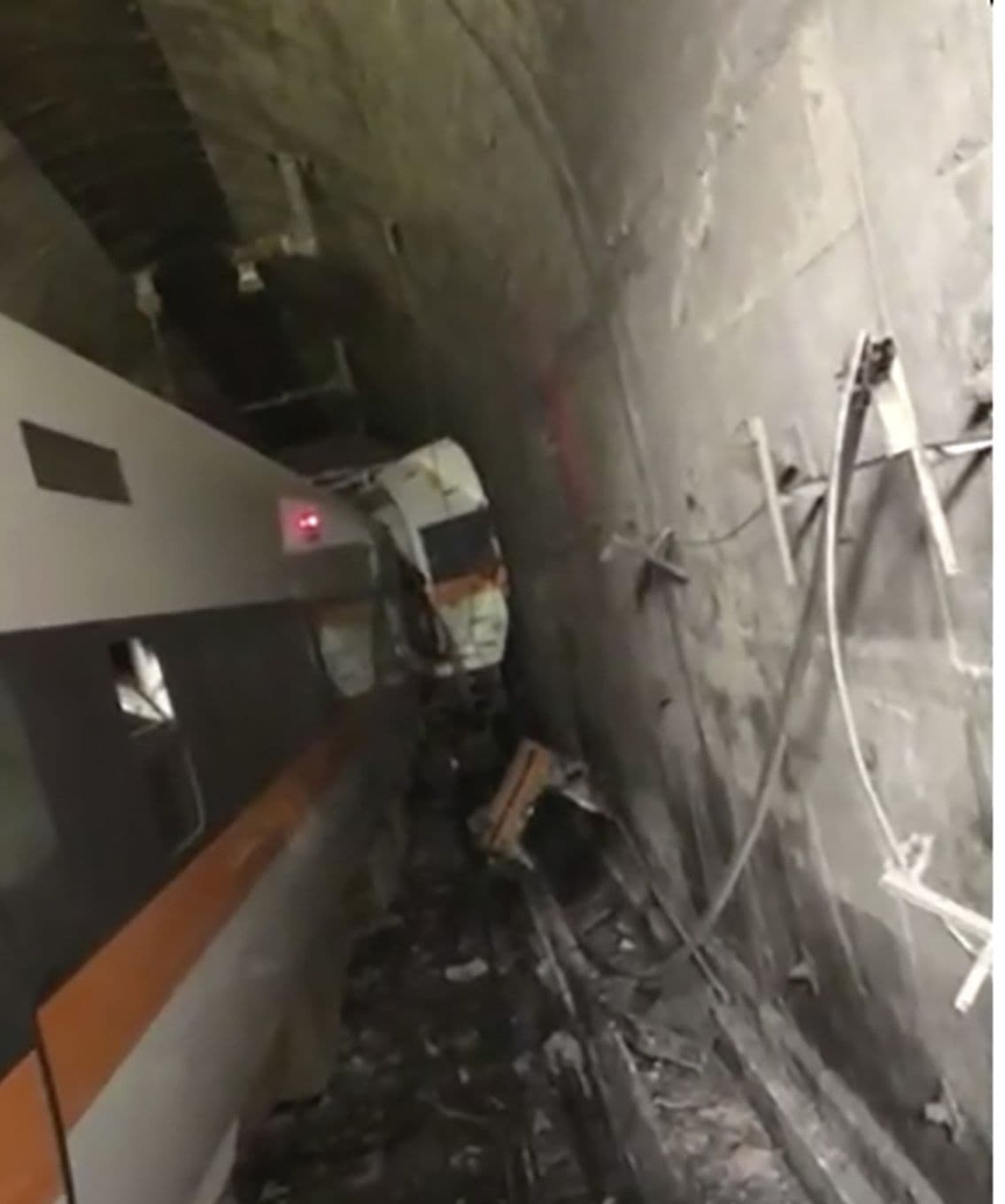 Taiwan Train Accident : सुरंग के अंदर दीवार से टकराई ट्रेन, अब तक 36 की मौत, देखें वीडियो