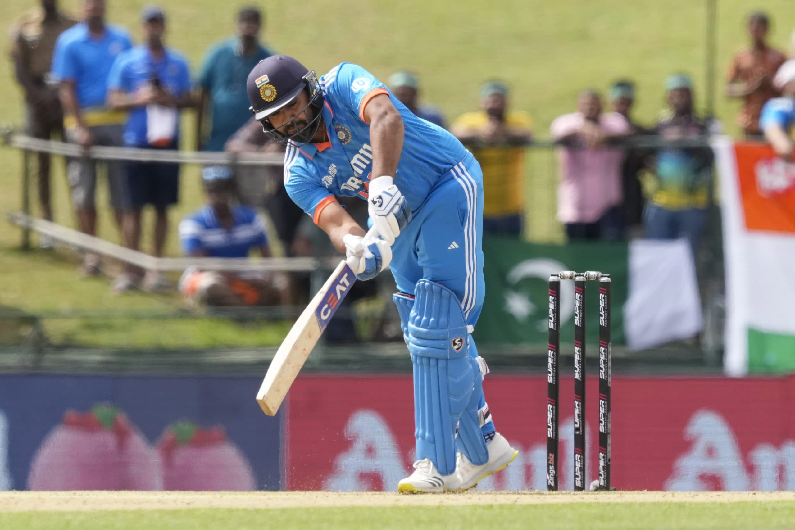 Watch: कैमरामैन से चिड़चिड़ाए रोहित शर्मा, पाकिस्तान के खिलाफ मुकाबले के दौरान कैमरा हटाने को कहा