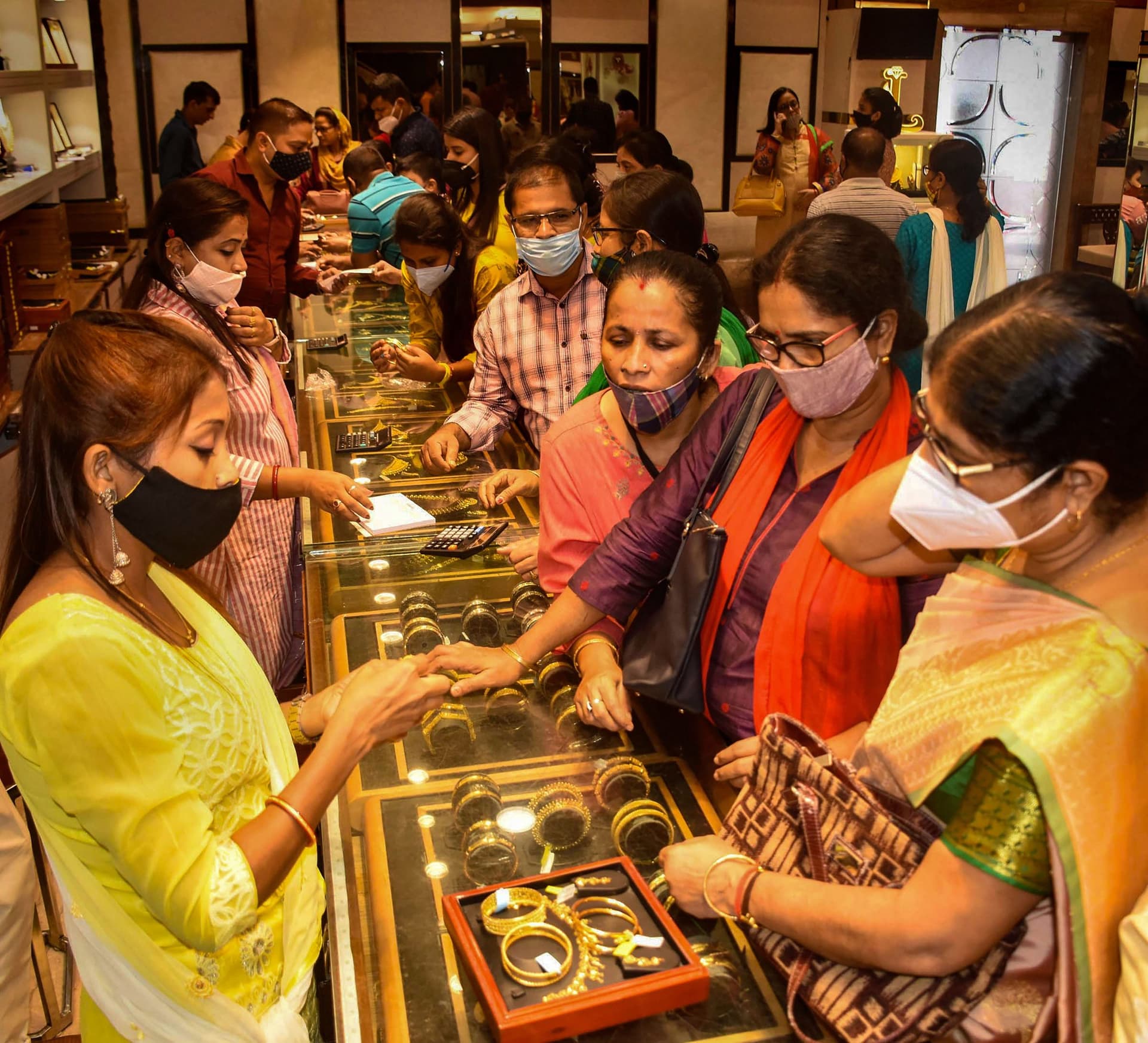Dhanteras 2021 : रौनक लौटी, बाजार में उड़े 75 करोड़ रुपये, 15 टन सोने की बिक्री हुई