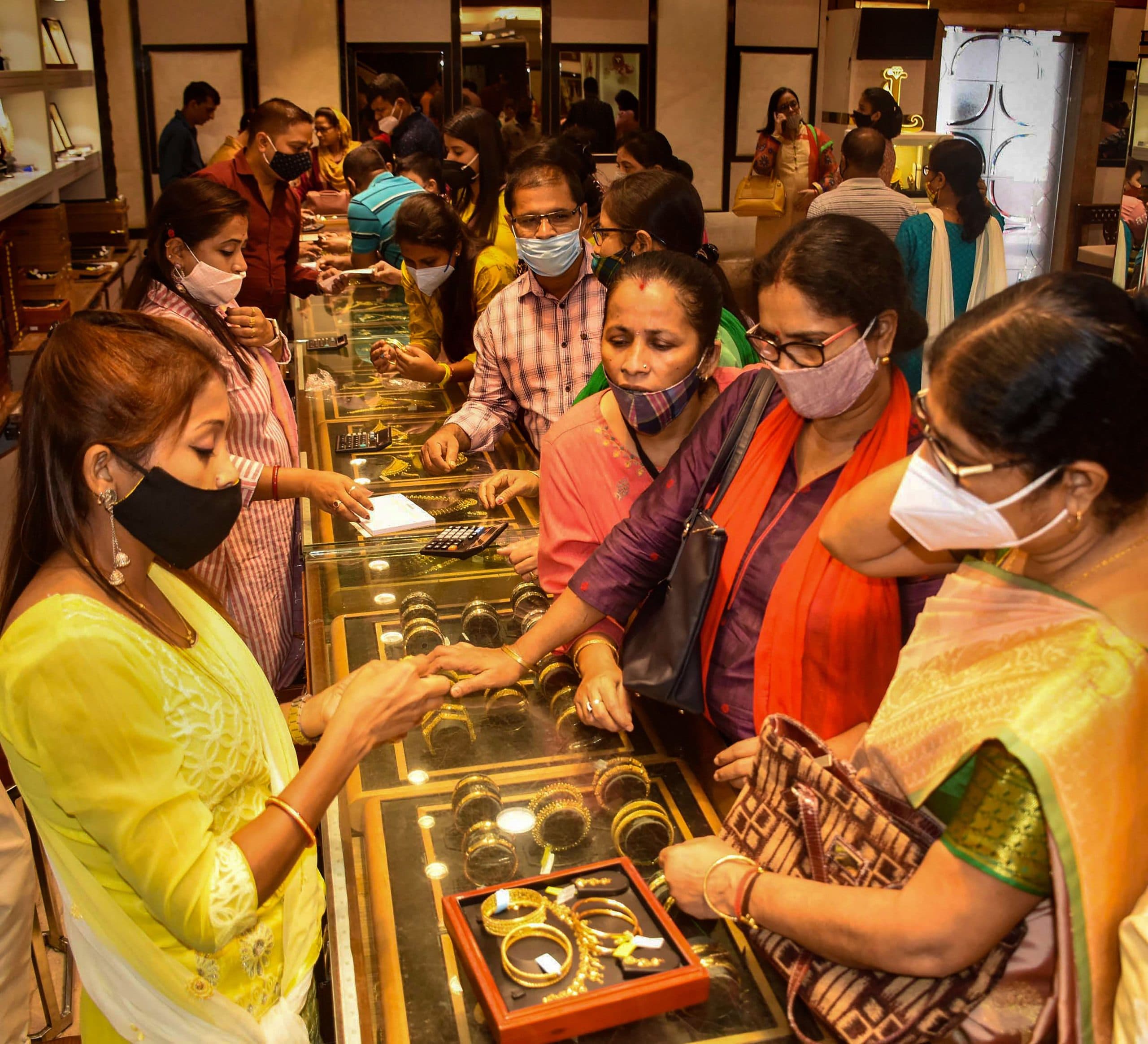 Dhanteras 2021 : रौनक लौटी, बाजार में उड़े 75 करोड़ रुपये, 15 टन सोने की बिक्री हुई