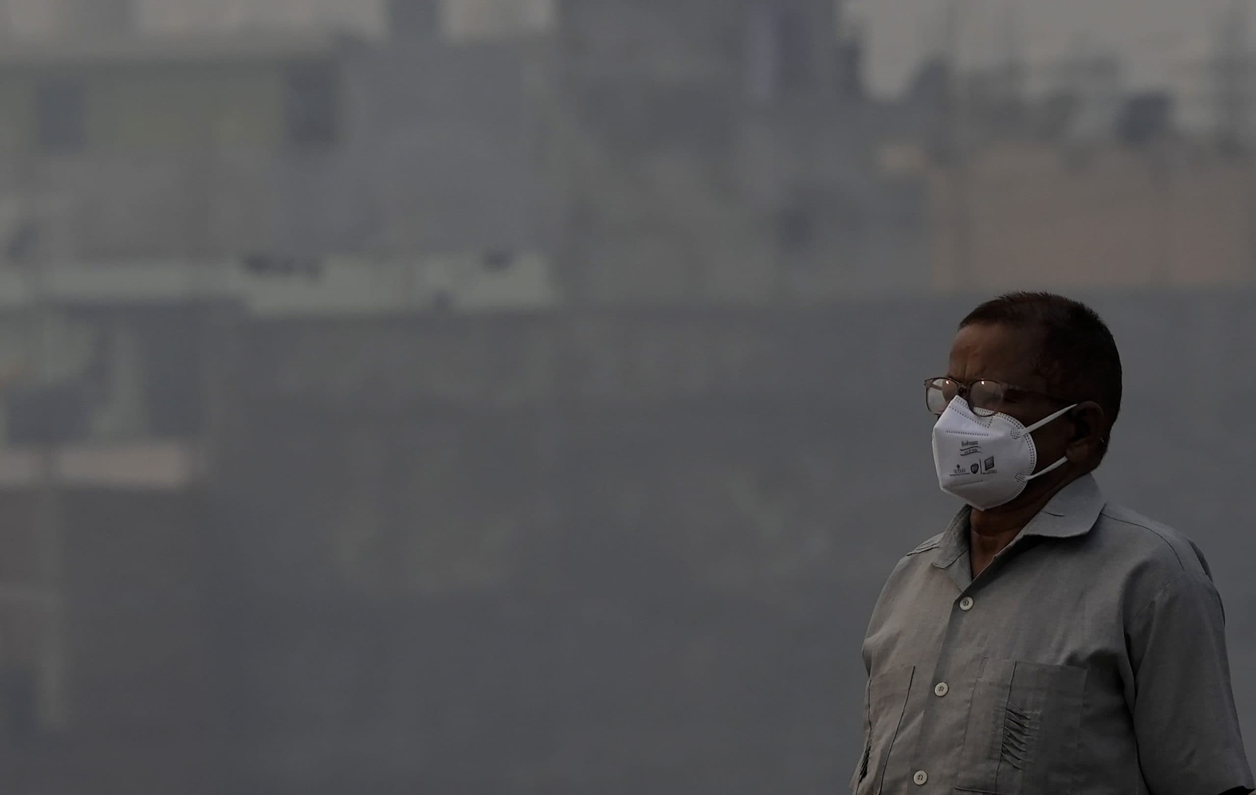 Delhi Pollution: दिल्ली NCR बना गैस चैंबर, हर तरफ छायी रही धुंध, बंद हुए स्कूल